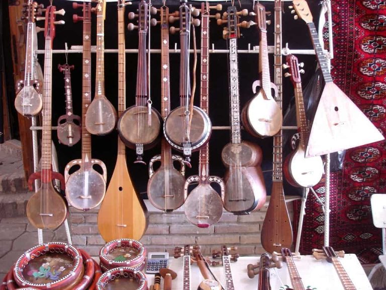 İpekyolu ve Çalgı Aletleri